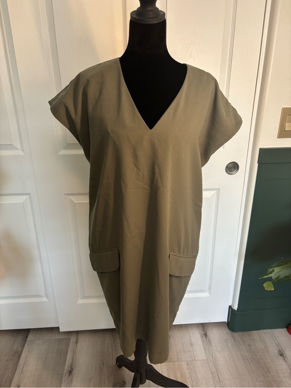 Bar III Olive Green Cocoon Shift Dress V-Neck Cap Sleeve Pockets Size L